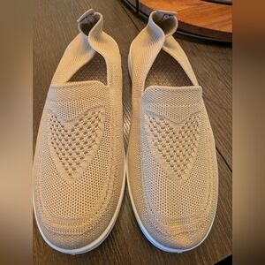 Women's Slip-On Knit Casual Sneakers – Beige Size 40 CM Never Worn!